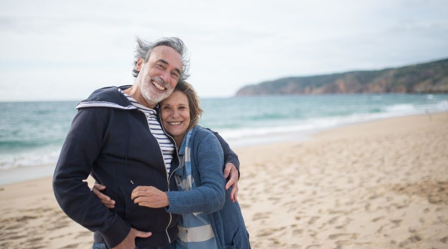 Couple en vacances sur la plage grâce au régime de retraite individuel